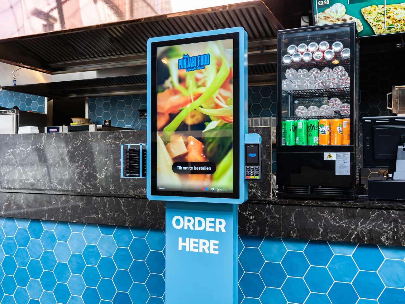 Onesix Kiosk Premium in eigen kleur aan de balie van een restaurant