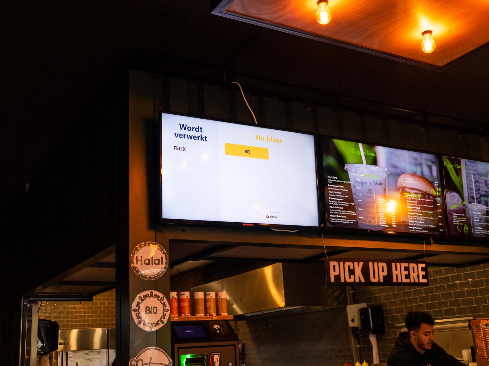 Onesix Status Scherm met afhaalmeldingen in een horecazaak