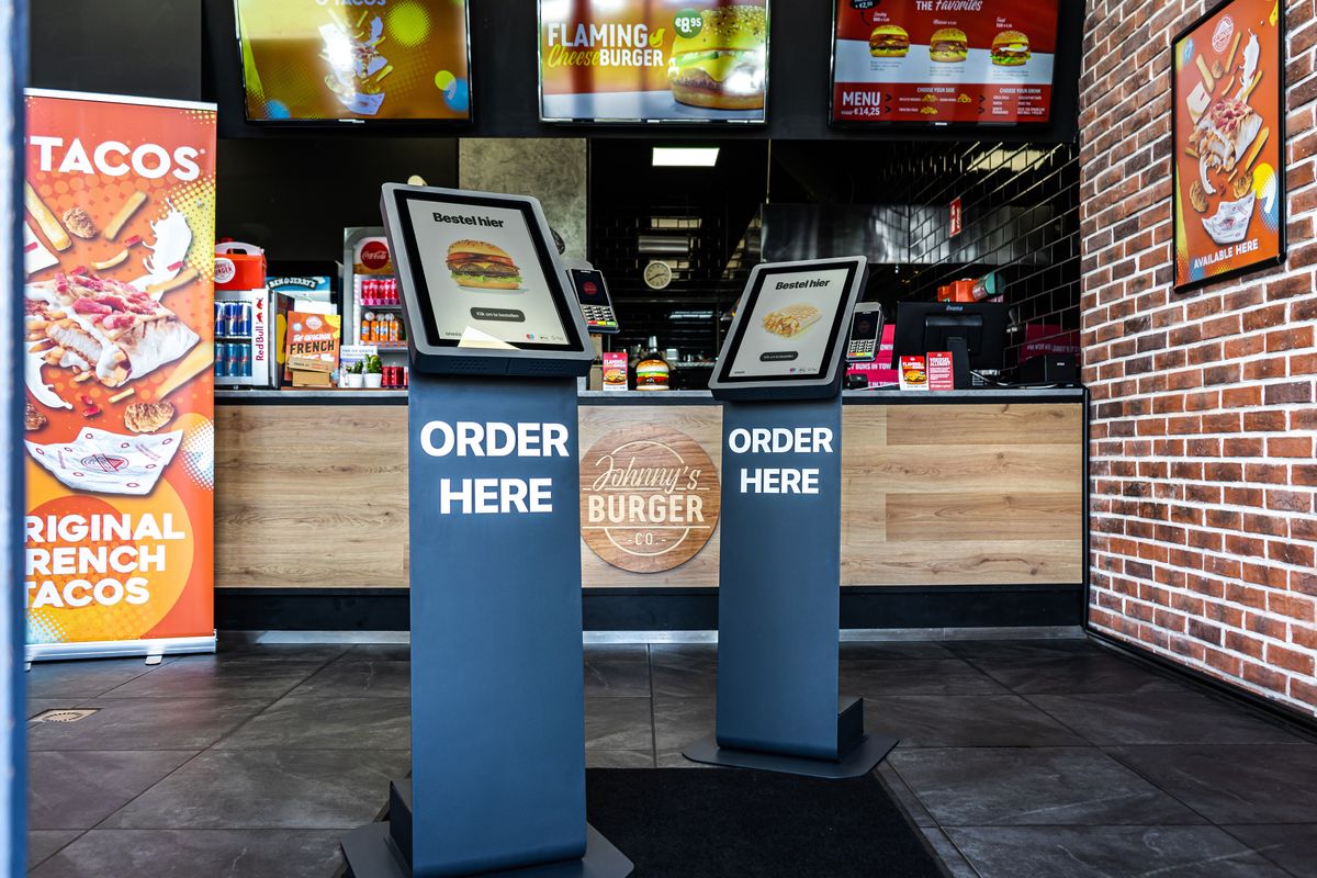 Onesix Kiosk in een horecazaak, keuze tussen bestelzuil huren of kopen