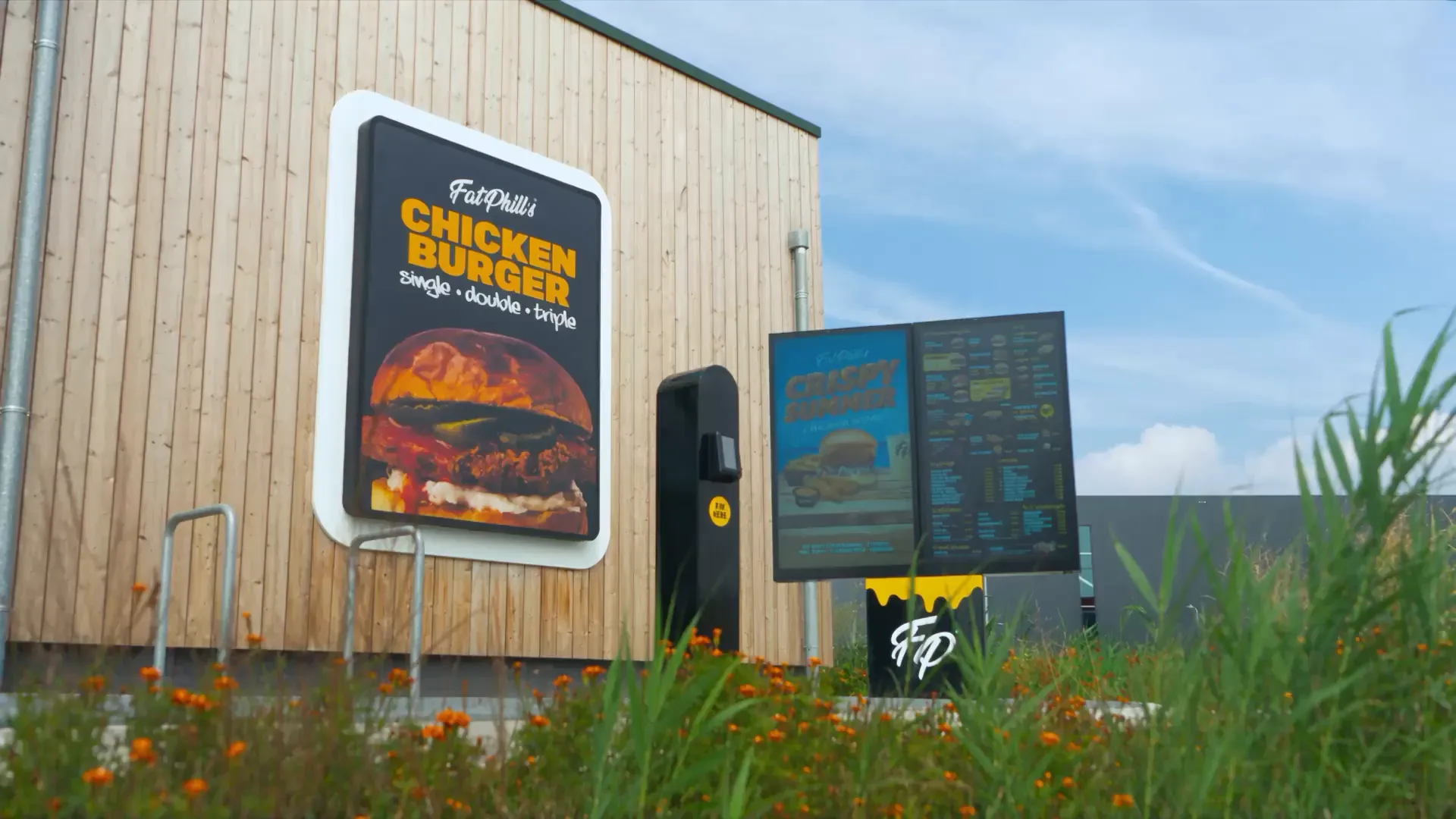 Onesix Drive-Thru bij Fat Phill's: intercom met pinterminal en menuschermen bij het bestelpunt
