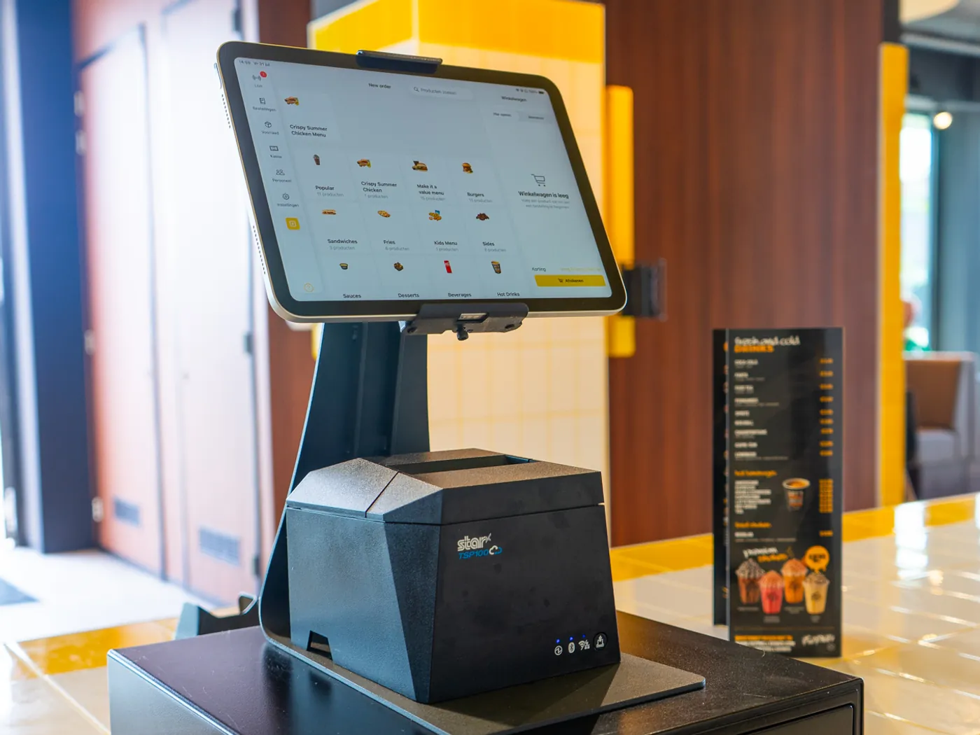 Onesix Kassa met bonprinter en kassalade aan de balie bij Fat Phill's