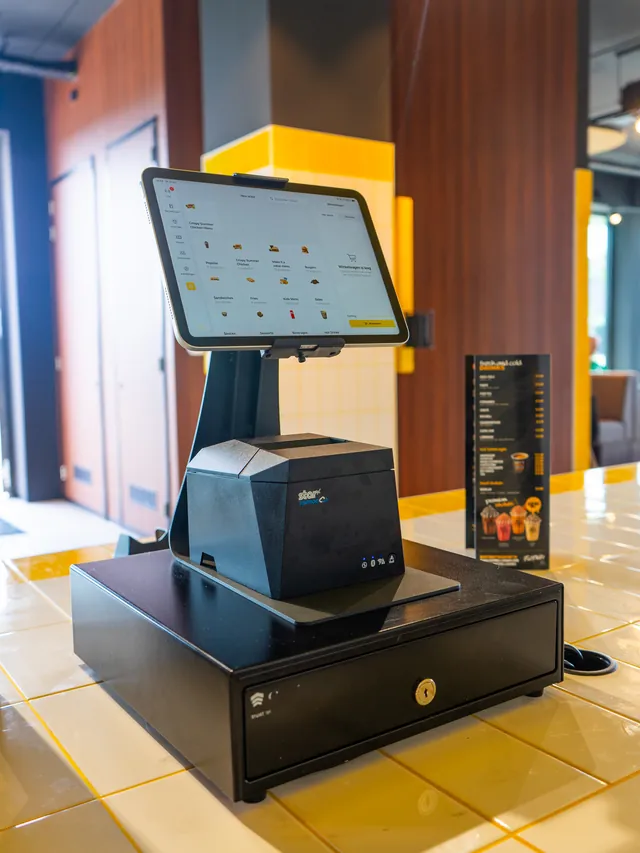 Onesix Kassa met bonprinter en kassalade aan de balie bij Fat Phill's