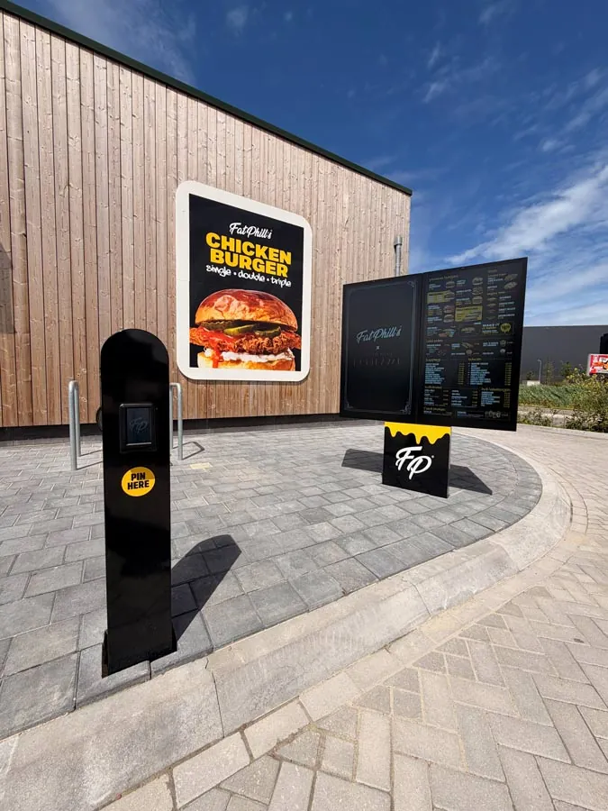 Paal met intercom en pinterminal aan het bestelpunt van de Fat Phill's Drive-Thru