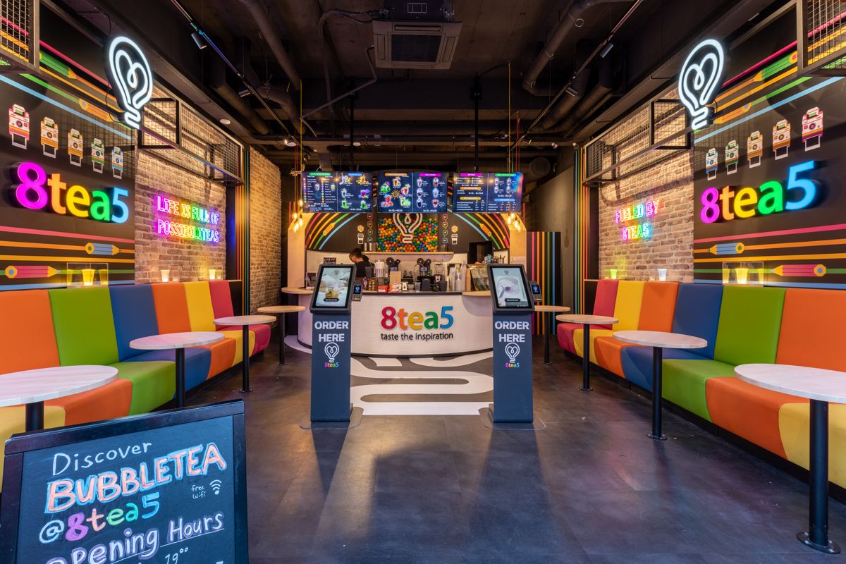 Twee Onesix Kiosken met 'Order here' voor de toonbank van bubbleteazaak 8Tea5 in Rotterdam