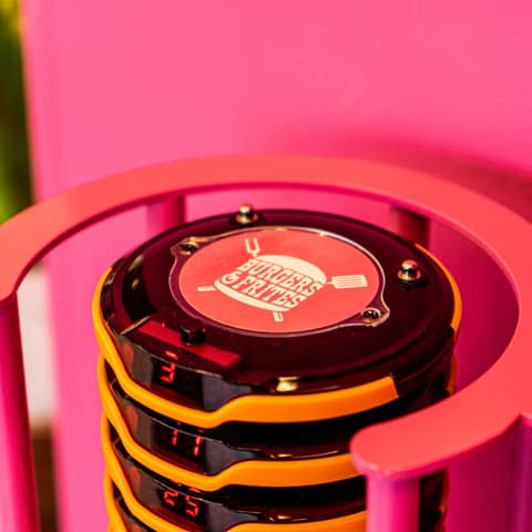 Onesix Kiosk met buzzers als oproepsysteem