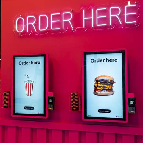 Twee Onesix Kiosk Premium Wall bestelzuilen naast elkaar