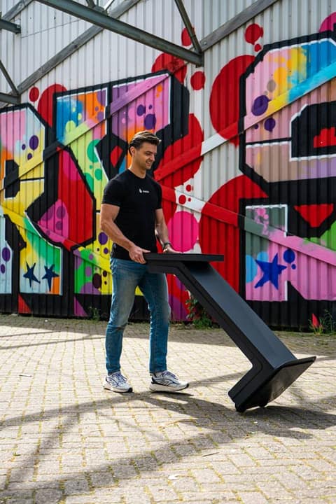 Medewerker verplaatst eenvoudig een Onesix Kiosk voor een graffitimuur