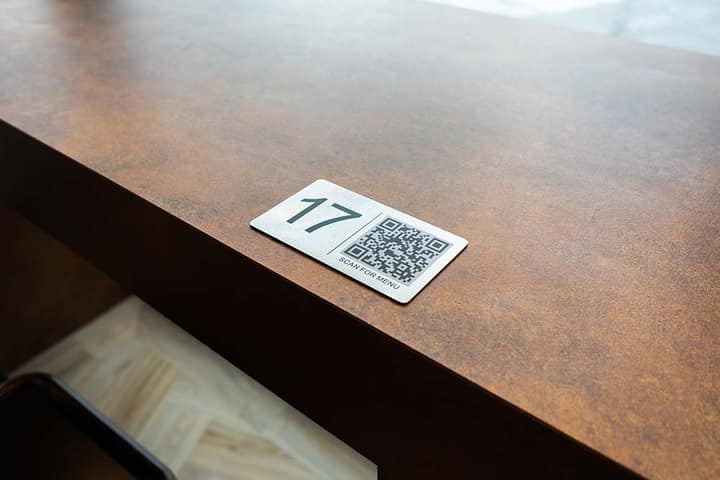 Tafelbordje met QR-code om het menu te scannen via de Onesix Online Kiosk