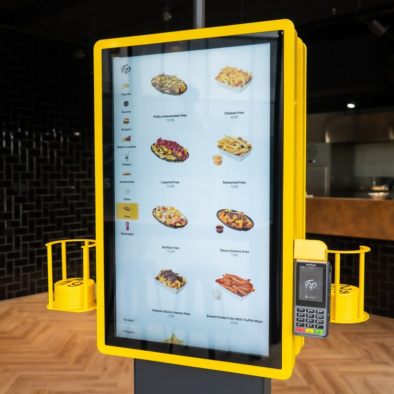 Onesix Kiosk Premium X in de gele huisstijl van Fat Phill’s