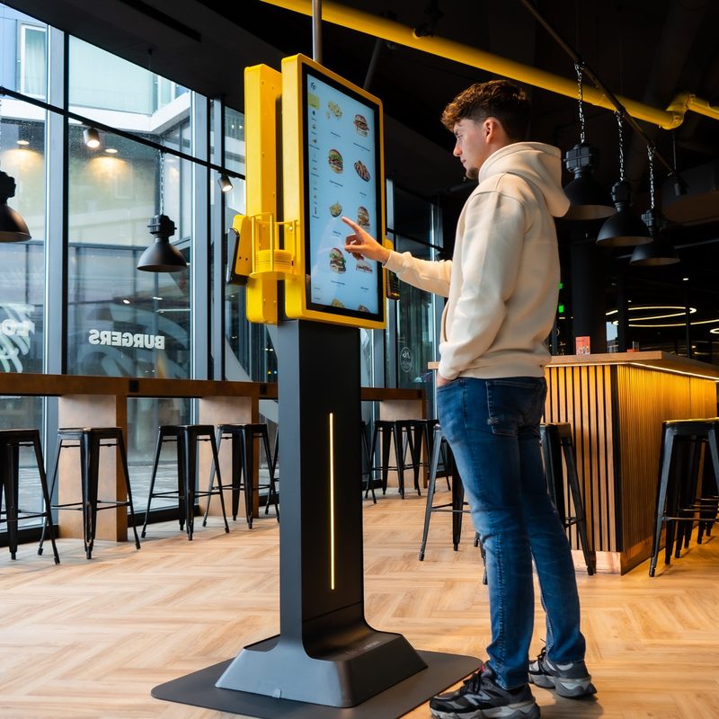 Gast bestelt rustig bij de Onesix Kiosk Premium X van Fat Phill’s
