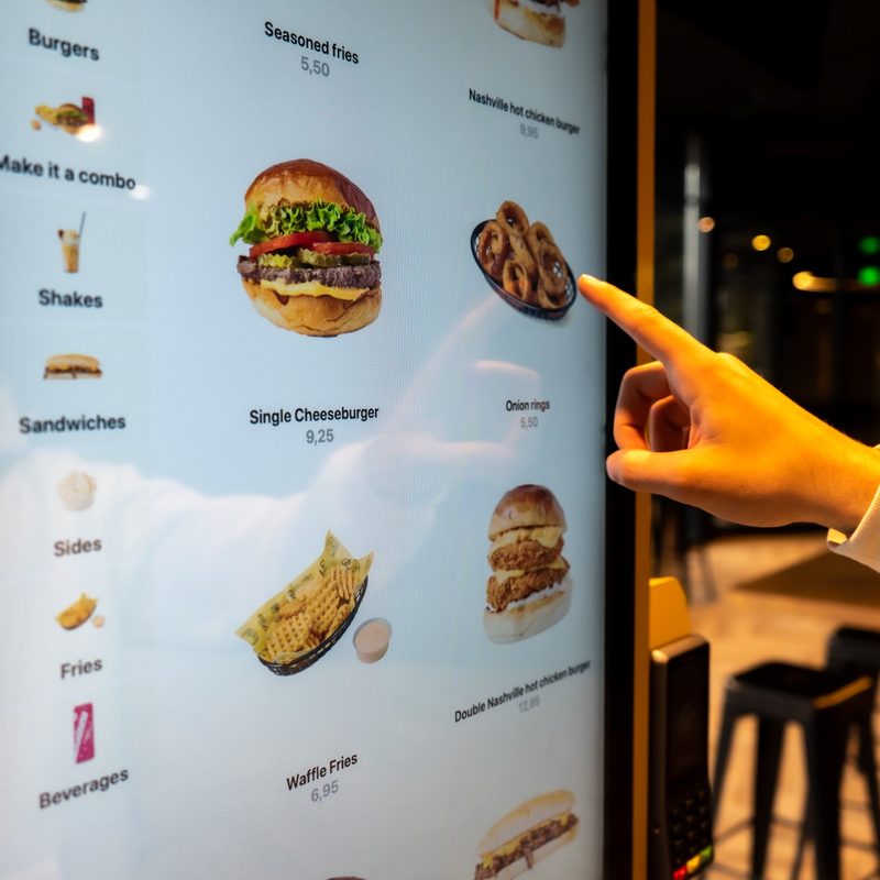 Gast kiest een extra op de Onesix Kiosk Premium X bij Fat Phill’s