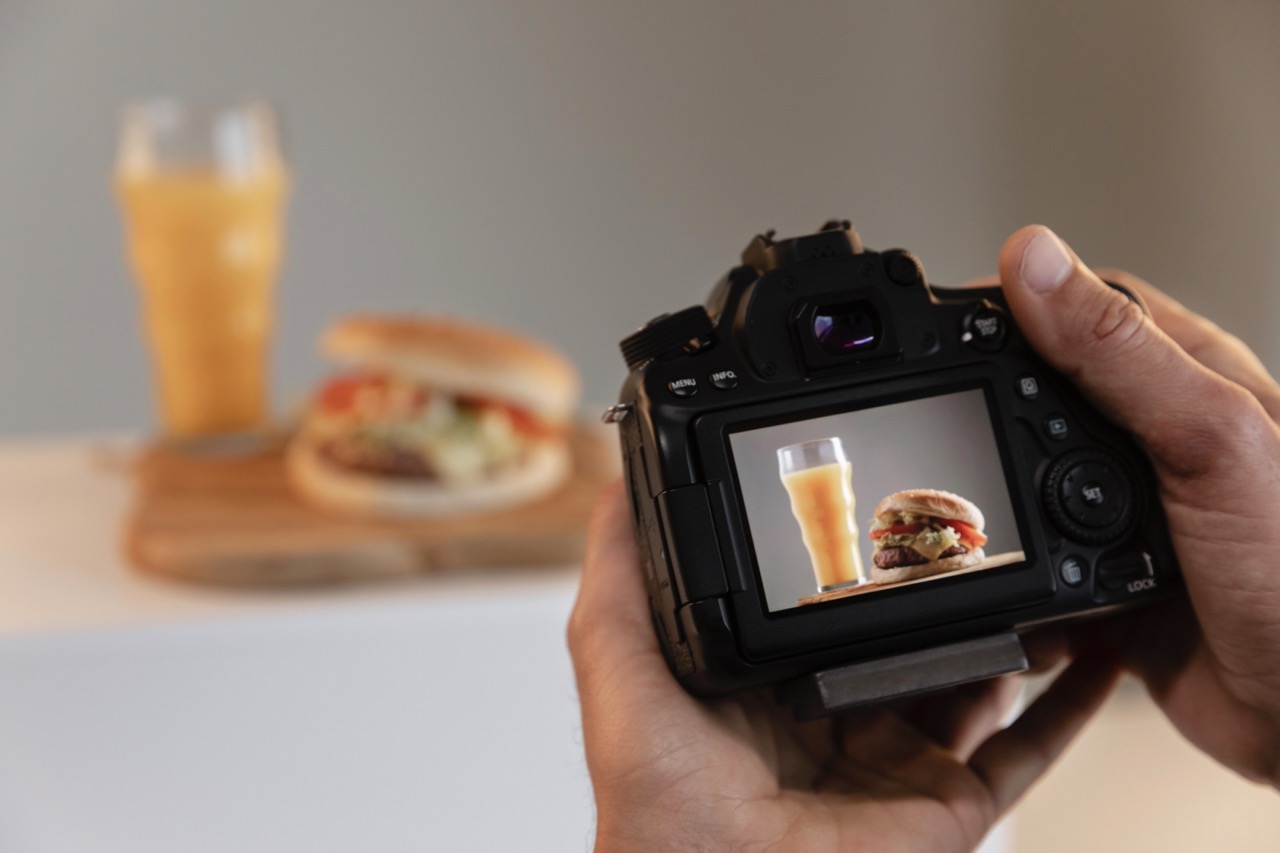 Fotoshoot van een hamburger met een drankje.